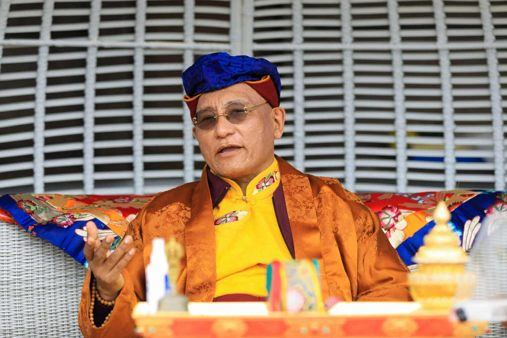 Pháp Vương Gyalwang Drukpa giảng giải Phật pháp cho các phật tử. 