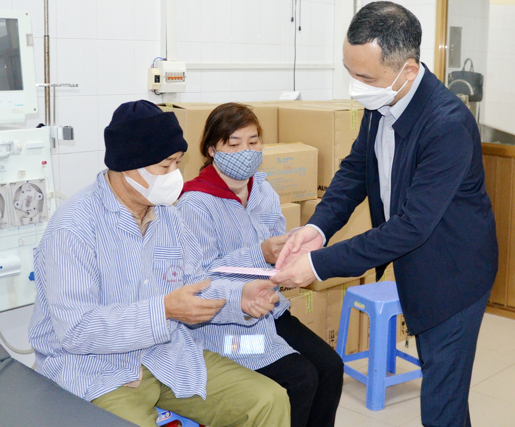 Ông Lê Đình Tuấn, Phó Giám đốc BHXH tỉnh, tặng quà Tết Nguyên đán 2023 cho bệnh nhân nghèo đang điều trị tại Bệnh viện Đa khoa tỉnh.