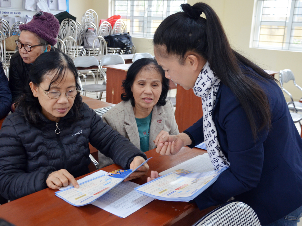 Cán bộ BHXH tỉnh hướng dẫn về chính sách BHXH tự nguyện cho người dân khu 3 (phường Hà Trung, TP Hạ Long) tháng 1/2023.