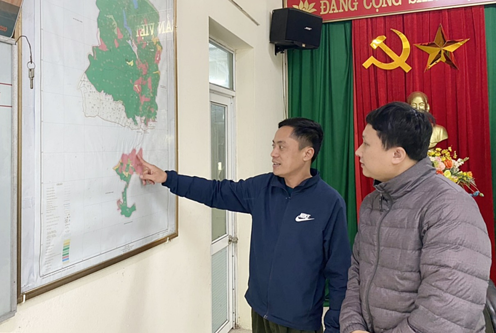 Ông Đào Hữu Hậu, Trưởng Phòng Quản lý rừng chỉ ranh giới trên bản đồ do Ban Quản lý di tích và rừng quốc gia Yên Tử quản lý.