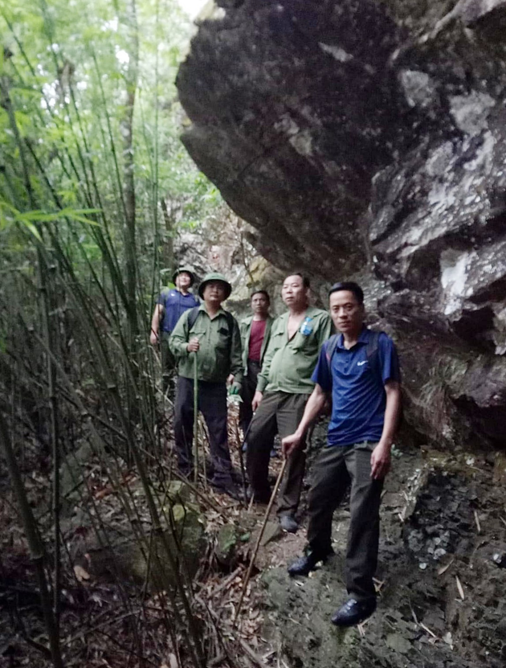 Hành trình tuần tra, kiểm soát của cán bộ Ban Quản lý Di tích và rừng Quốc gia Yên Tử có nhiều nơi rất hiểm trở.