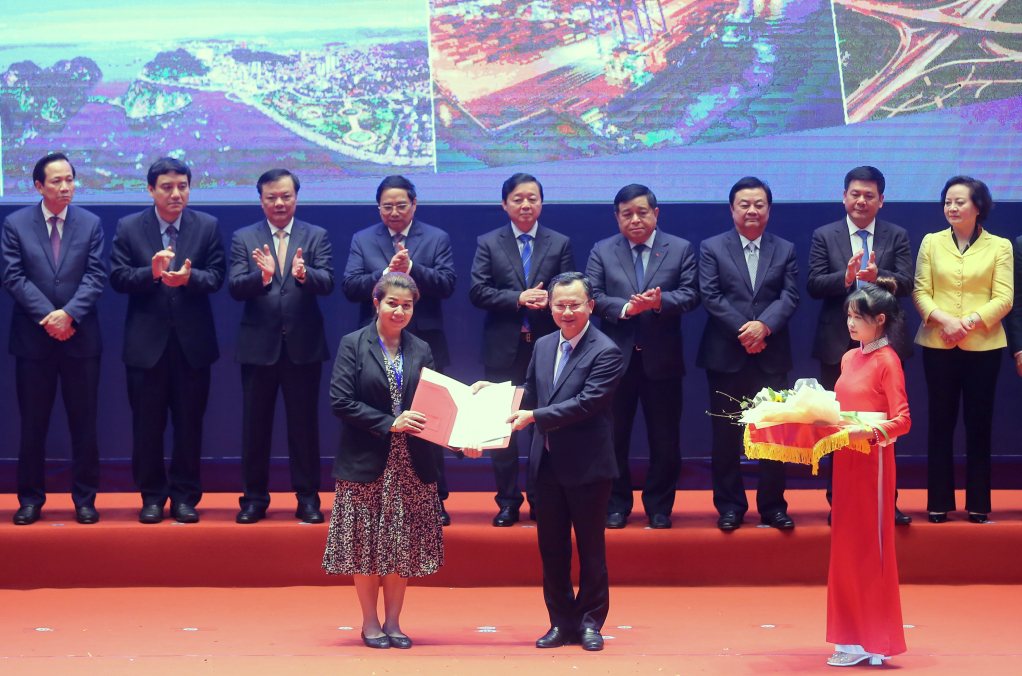 Đồng chí Cao Tường Huy, Quyền Chủ tịch UBND tỉnh Quảng Ninh trao Giấy chứng nhận đăng ký đầu tư Dự án Sane xuất các sản phẩm an toàn cho ô tô và xe có động cơ để xuất khẩu.