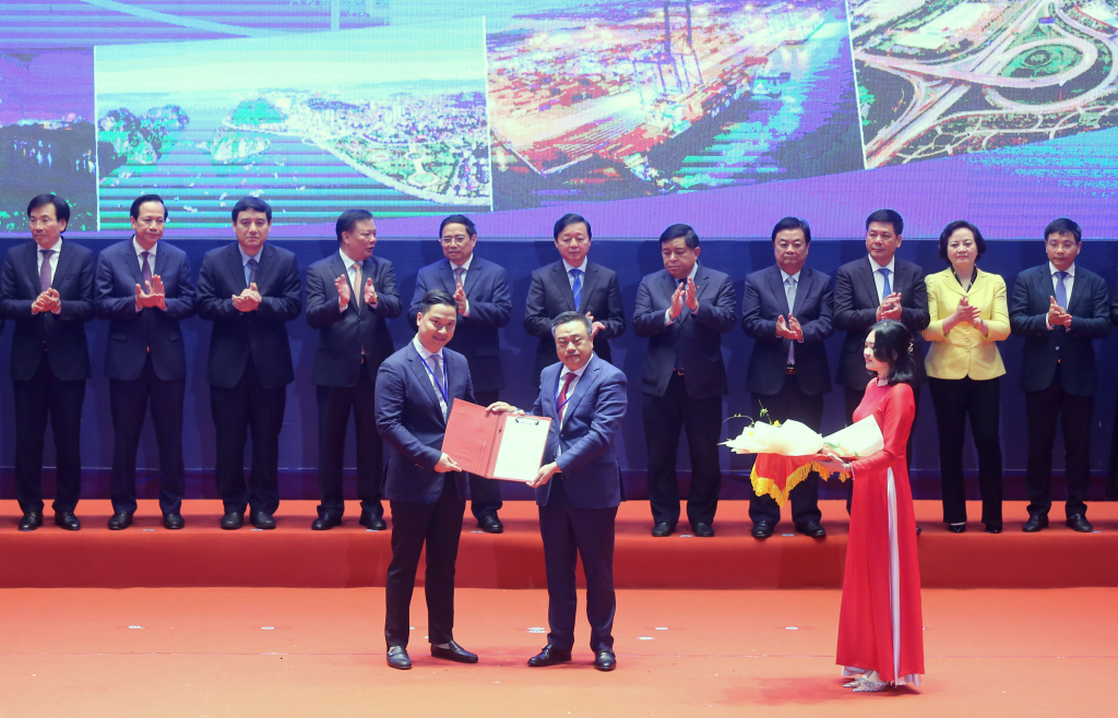Đồng chí Chủ tịch UBND TP Hà Nội Trần Sỹ Thanh trao Quyết định chủ trương đầu tư, giấy chứng nhận đầu tư của TP Hà Nội cho các nhà đầu tư.