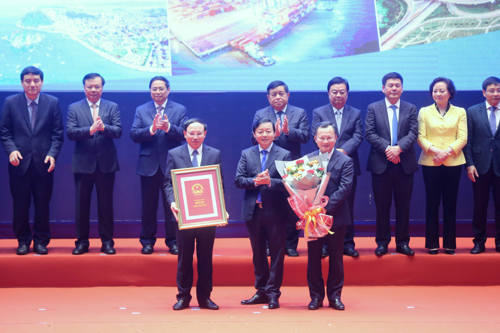 Đồng chí Trần Hồng Hà, Ủy viên Ban Chấp hành Trung ương Đảng, Phó Thủ tướng Chính phủ trao Quyết định Quy hoạch tỉnh Quảng Ninh thời kỳ 2021-2030, tầm nhìn đến năm 2045.