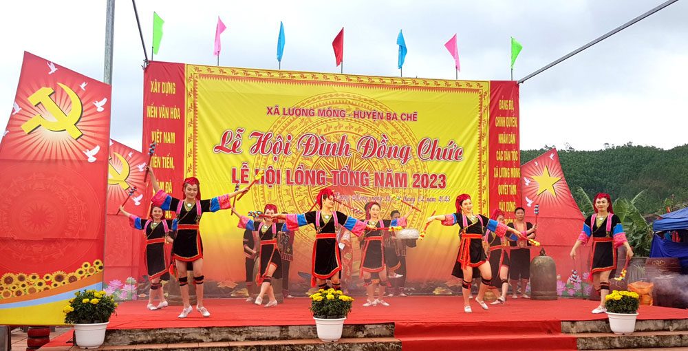 Người dân đến xem hội còn được hòa mình vào các điệu múa vui tươi của các cô gái Dao ở các thôn bản Ba Chẽ