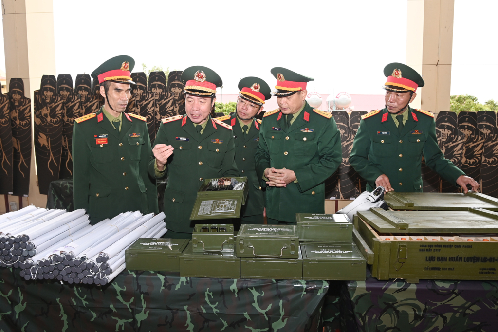 Trung tướng Thái Văn Minh, Cục trưởng Cục Quân huấn, Bộ Tổng Tham mưu kiểm tra công tác chuẩn bị vật chất, đồ dùng huấn luyện chiến sĩ mới tại Trung đoàn 244, Bộ CHQS tỉnh Quảng Ninh.