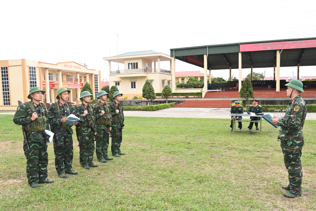 Đoàn công tác kiểm tra cán bộ đại đội trưởng thông qua giáo án huấn luyện kỹ thuật chiến đấu bộ binh cho trung đội trưởng huấn luyện chiến sĩ mới.