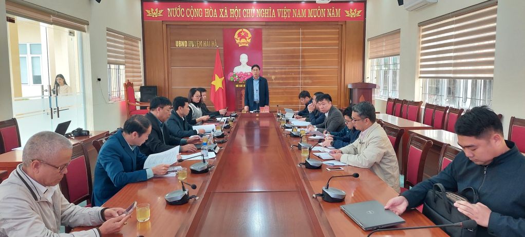Lãnh đạo huyện Hải Hà cùng các ngành chức năng và doanh nghiệp bàn giải pháp thúc đẩy hoạt động XNK qua cửa khẩu Bắc Phong Sinh