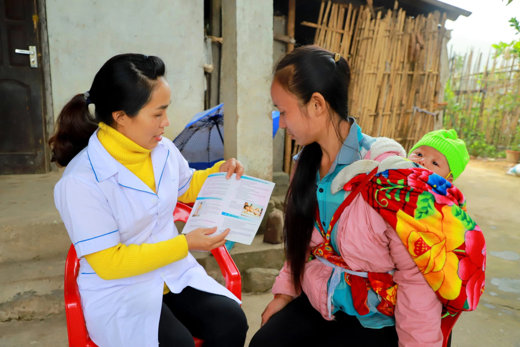 Cán bộ dân số Trạm Y tế Thị trấn Bình Liêu tư vấn sàng lọc trước sinh, sơ sinh cho người dân.