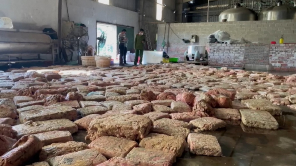 Phòng Cảnh sát môi trường (Công an tỉnh) phối hợp với Công an TP Móng Cái kiểm tra, phát hiện hơn 4 tấn lòng lợn hôi thối tại cơ sở sản xuất, chế biến thực phẩm ở khu 5, phường Hải Hòa, TP Móng Cái cuối tháng 12/2022.