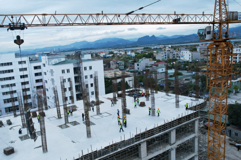 Đơn vị thi công tầng 4, khối nhà kỹ thuật, nghiệp vụ, điều trị, dinh dưỡng Bệnh viện Phổi Quảng Ninh.