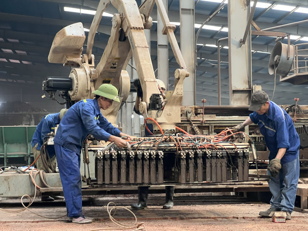Khu vực II (Công nghiệp - xây dựng) phấn đấu giá trị sản xuất đạt 21.471 tỷ đồng. (Lao động tại Công ty CP Tâm Vân Hạ Long, thị xã Đông Triều).