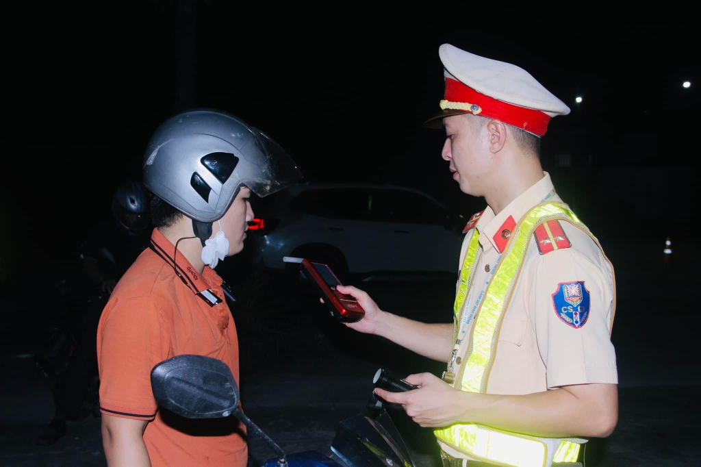 Cảnh sát giao thông Đông Triều đo nồng độ cồn người tham gia giao thông.