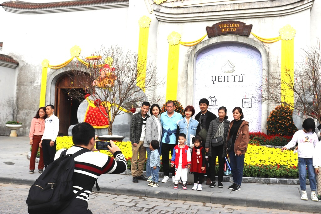 Người dân chụp ảnh tại Khu di tích danh thắng Yên Tử, tháng 2/2023.