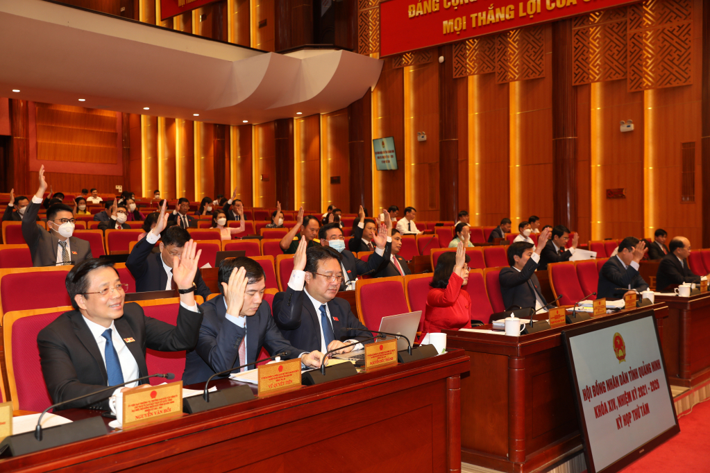 Các đại biểu HĐND tỉnh biểu quyết thông qua các Nghị quyết tại kỳ họp thứ 8 HĐND tỉnh khóa XIV, tháng 5/2022.