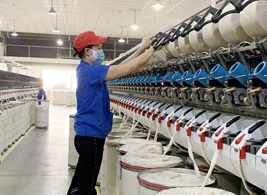 Người lao động làm việc tại Phân xưởng Dệt sợi, Công ty TNHH Kỹ thuật dệt may Hồng Hải Quảng Ninh (KCN Hải Yên, TP Móng Cái).