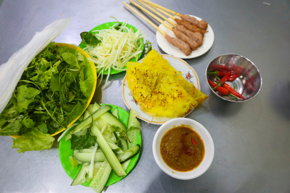 Banh xeo sizzles at 40-year-old eatery