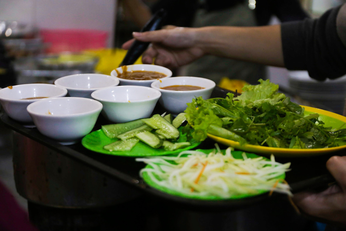 Banh xeo sizzles at 40-year-old eatery