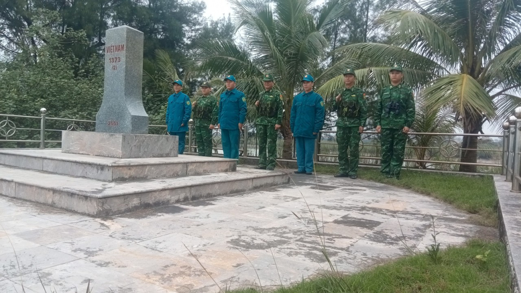 Cán bộ chiến sỹ Đồn BP Hải Hòa và lực lượng dân quân phường Hải Hòa (Móng Cái) tuần tra khu vực biên giới