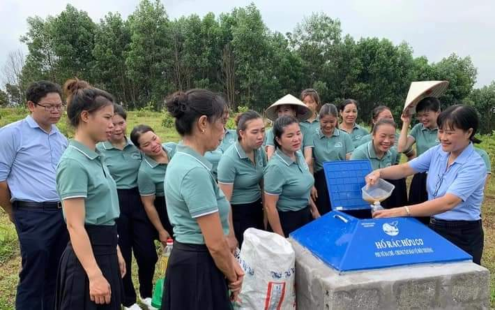 Hội LHPN huyện Ba Chẽ hướng dẫn hội viên cách sử dụng men vi sinh để xử lý rác thải hữu cơ.