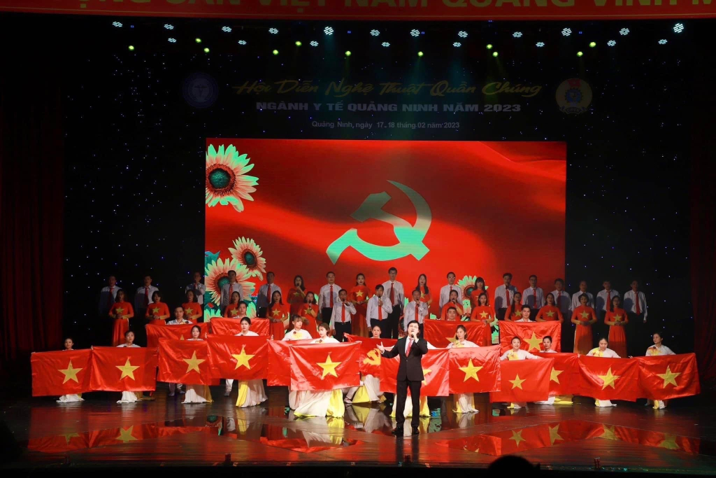 Tiết mục có sự tham gia biểu diễn của Ban lãnh đạo Sở Y tế Quảng Ninh.