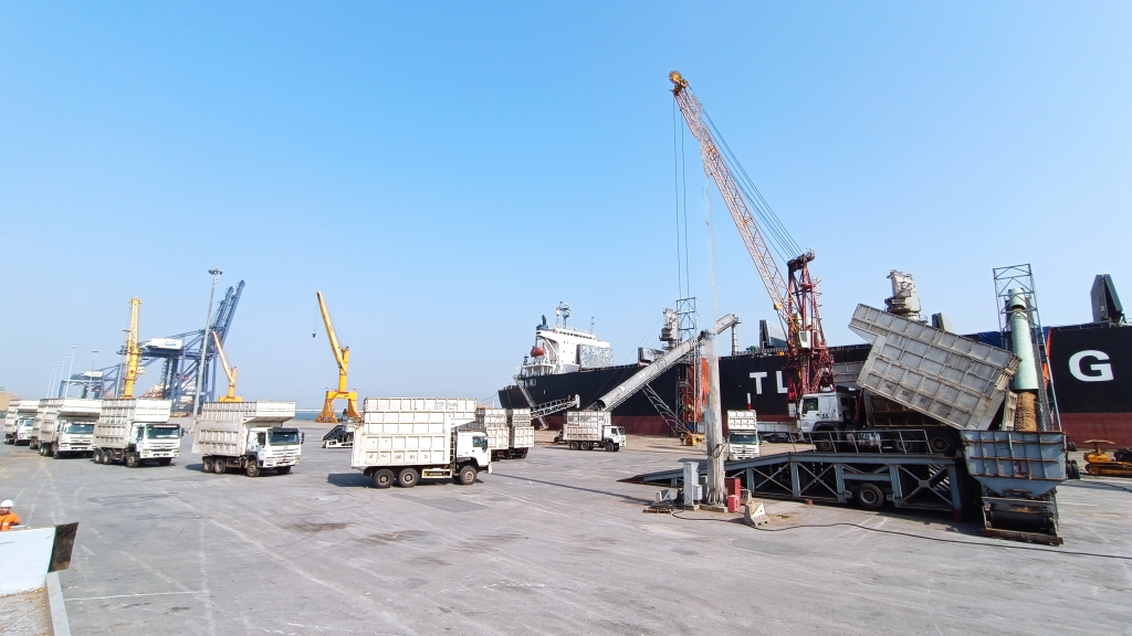 Hoạt động bốc xếp hàng hóa tại cảng Cái Lân.