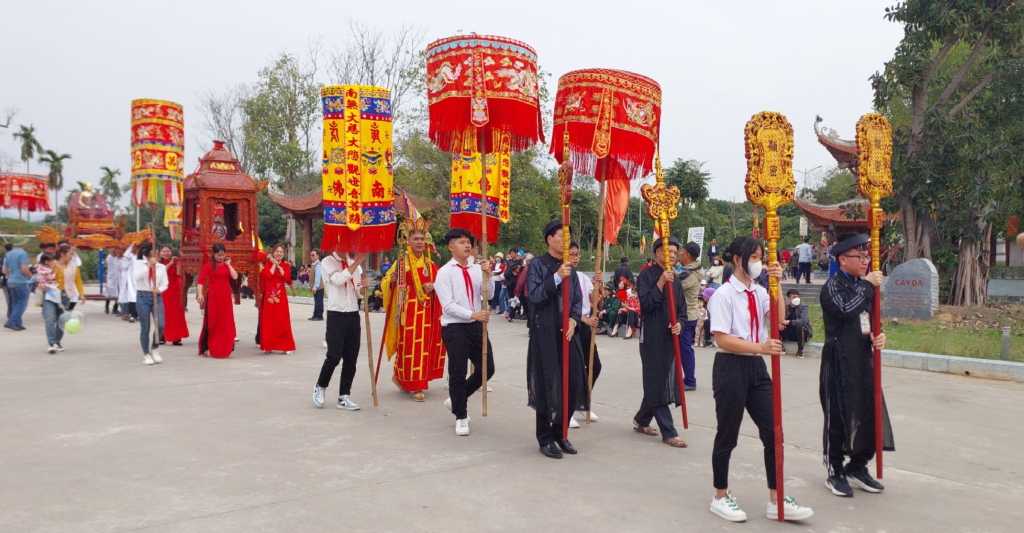 Nghi thức rước nước lần đầu tiên được phục dựng trong lễ hội Xuân Ngọa Vân năm nay.