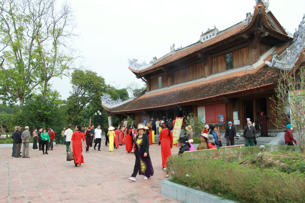 Phật tử và du khách thăm quan chùa Quỳnh Lâm.
