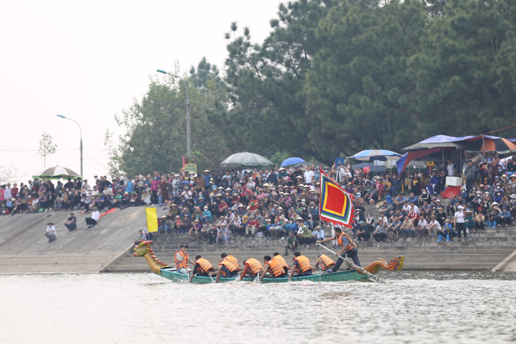Rất đông Phât tử và du khách đã đến cổ vũ cho các đội đua thuyền thi đấu.