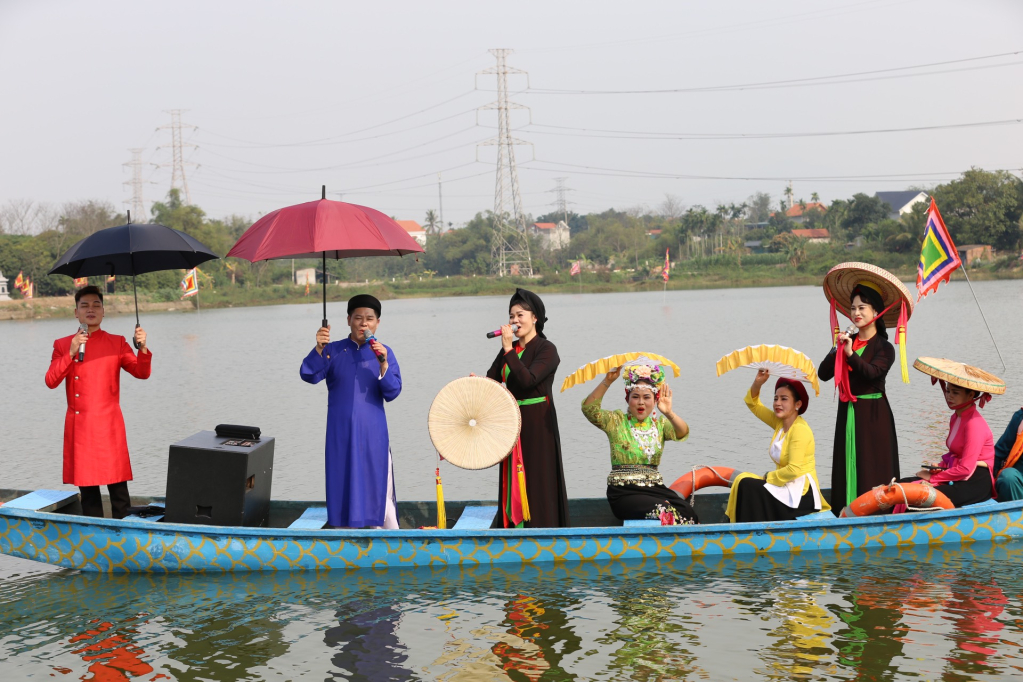 Cũng trên hồ Đập Quỳnh đã diễn ra nội dung hát giao duyên tạo không khí vui tươi, phấn khởi.