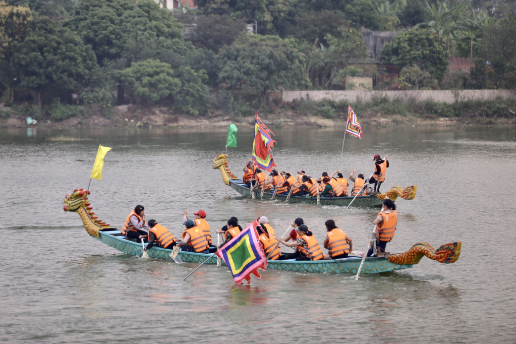 Giải đua thuyền truyền nam nữ truyền thống trên hồ Đập Quỳnh đã được khôi phục kể từ lễ hội năm nay.