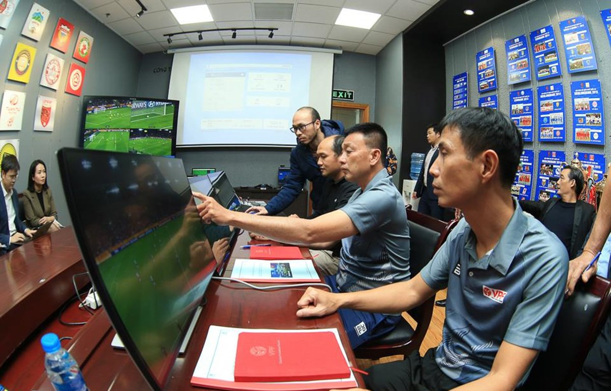 Trọng tài V-League làm với công nghệ mô phỏng trong quá trình tập huấn công nghệ VAR. (Ảnh: VFF)