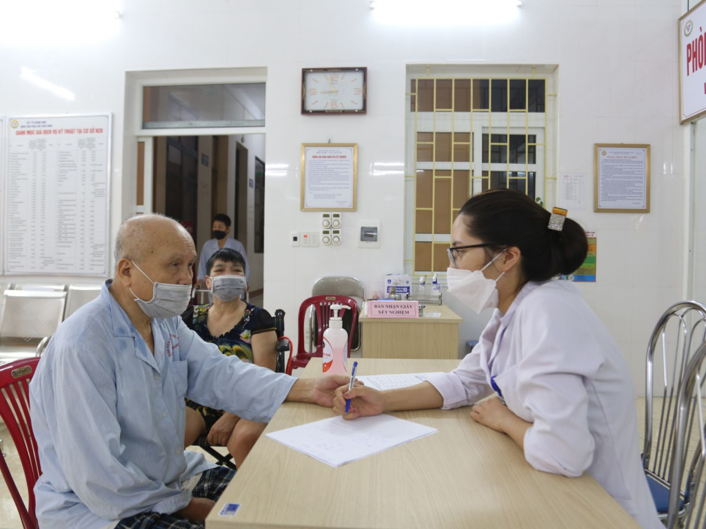 NCT được thăm khám sức khỏe tại Bệnh viện Lão khoa - Phục hồi chức năng tỉnh.