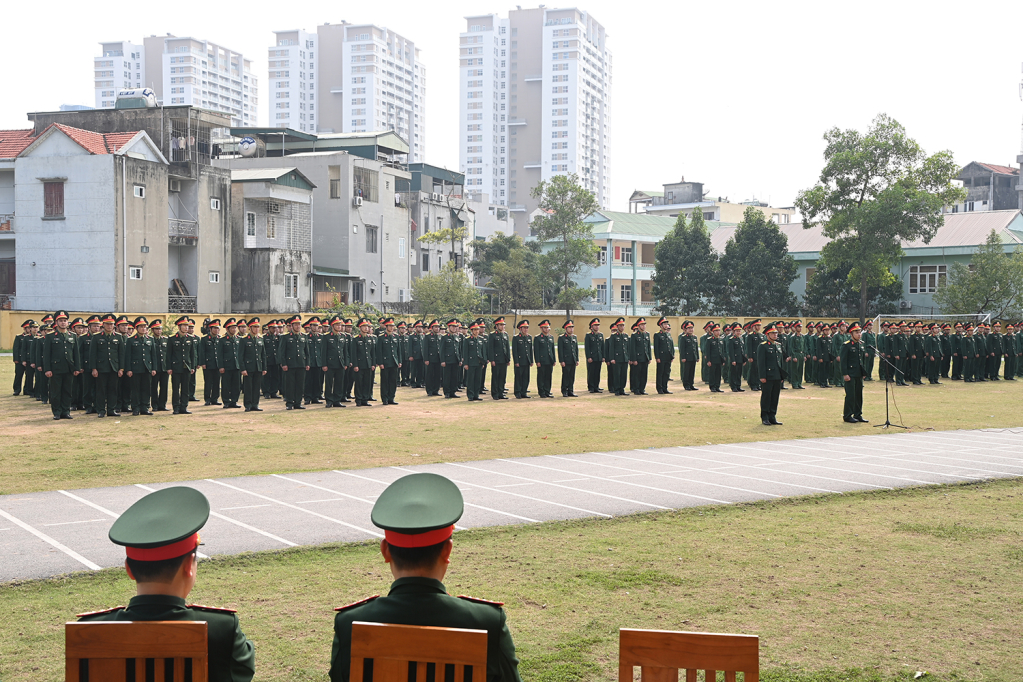 Đoàn kiểm tra nội dung chào cờ, duyệt đội ngũ cơ quan Bộ CHQS tỉnh.