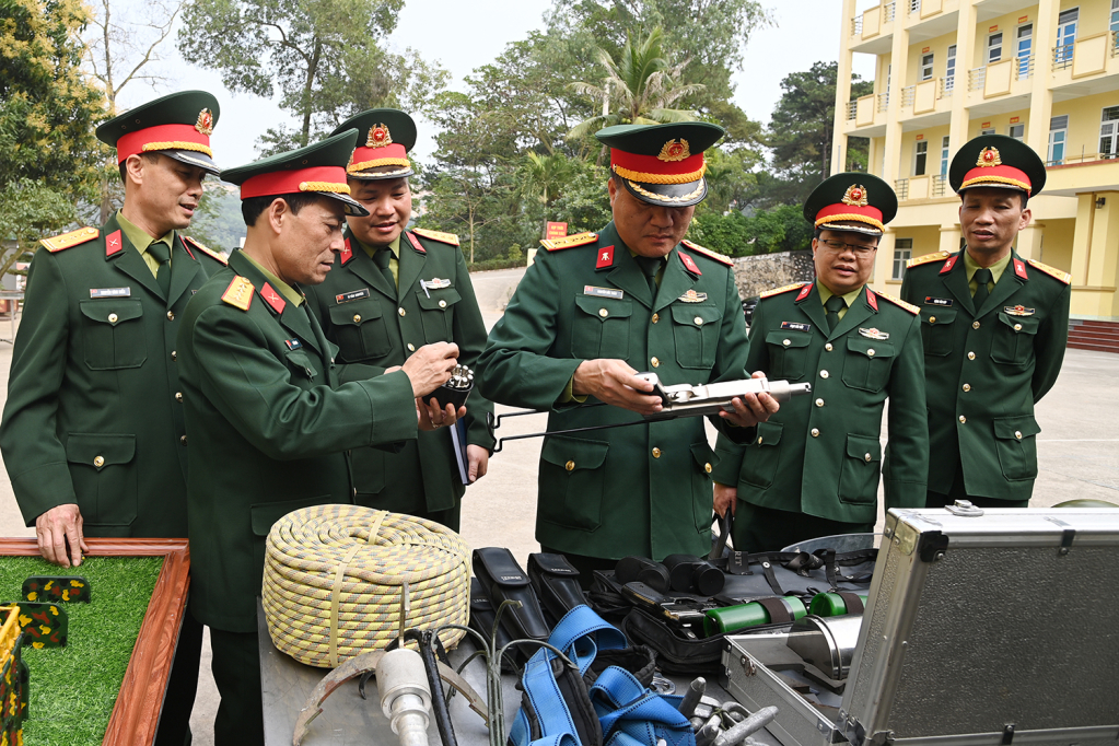 Đoàn kiểm tra hệ thống mô hình học cụ.