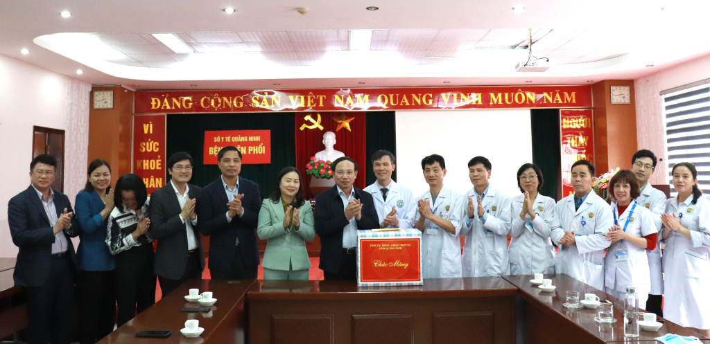 Bí thư Tỉnh ủy Nguyễn Xuân Ký tặng hoa cho các bác sĩ Bệnh viện Phổi Quảng Ninh.