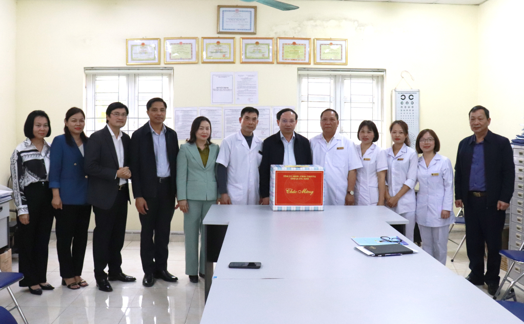 Bí thư Tỉnh ủy Nguyễn Xuân Ký tặng quà cán bộ Trạm y tế xã Bằng Cả (TP Hạ Long).