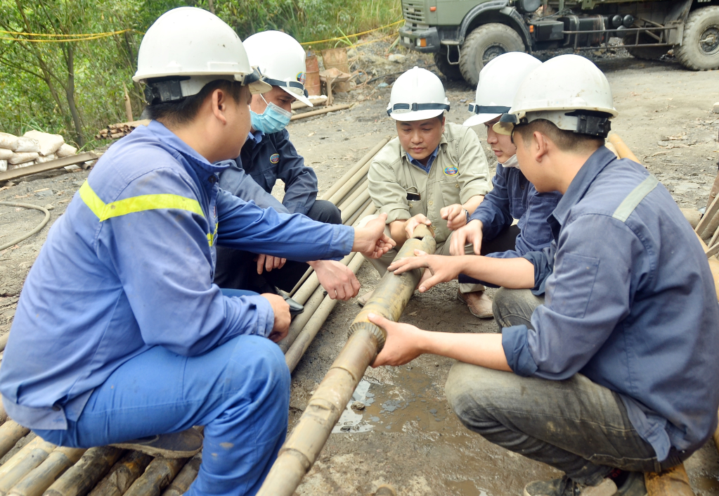 Cán bộ, công nhân Tổ khoan 21, Công ty CP Địa chất mỏ - TKV hội ý kỹ thuật trước khi triển khai khoan thăm dò tại Công trường than Hà Lầm.