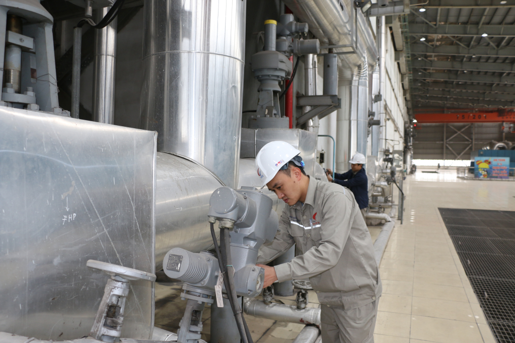 Công nhân Phòng Điều khiển trung tâm (Công ty Nhiệt điện Đông Triều) vận hành, kiểm tra các thiết bị trong nhà máy.