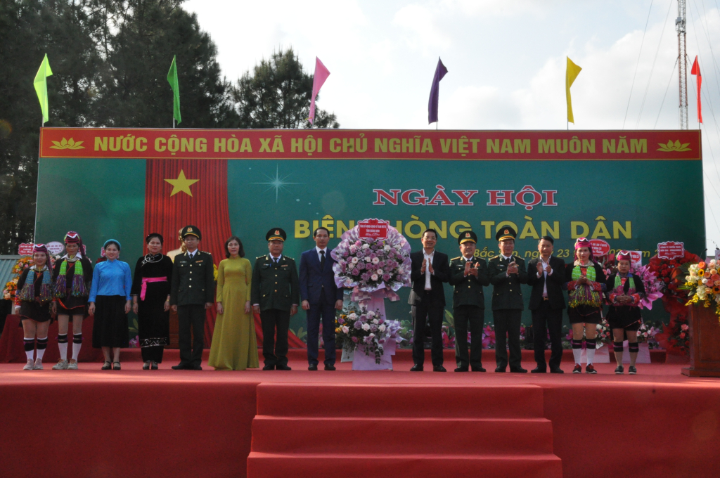 Đồng chí Nguyễn Văn Hồi thay mặt lãnh đạo Tỉnh ủy, HĐND, UBND, UBMTTQ tỉnh tặng hoa chúc mừng ngày hội