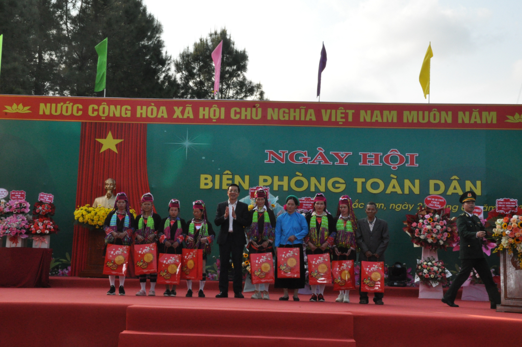 Đồng chí Nguyễn Văn Hồi, Ủy viên BTV Tỉnh ủy, Trưởng ban Dân vận Tỉnh ủy, Chủ tịch Ủy ban MTTQ tỉnh trao quà cho các hộ nghèo khu vực biên giới xã Bắc Sơn