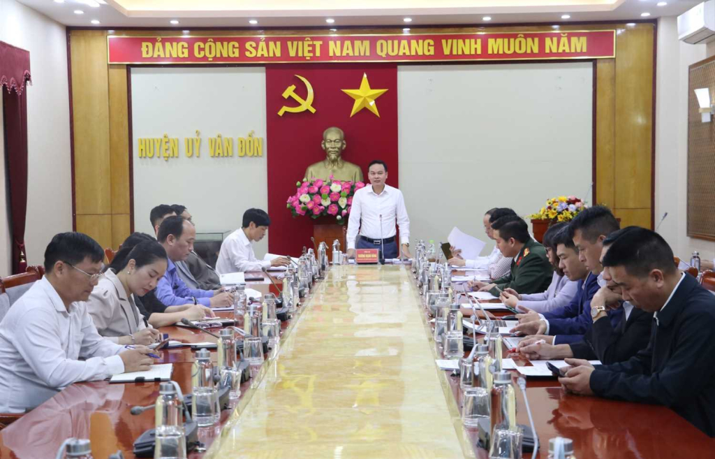 Lãnh đạo Công an huyện Vân Đồn tham gia giao ban Thường trực Huyện ủy.