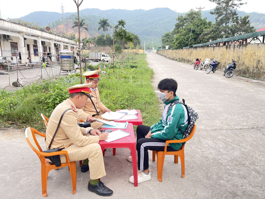 Công an huyện Vân Đồn xử phạt vi phạm hành chính đối với học sinh điều khiển xe mô tô, xe gắn máy.