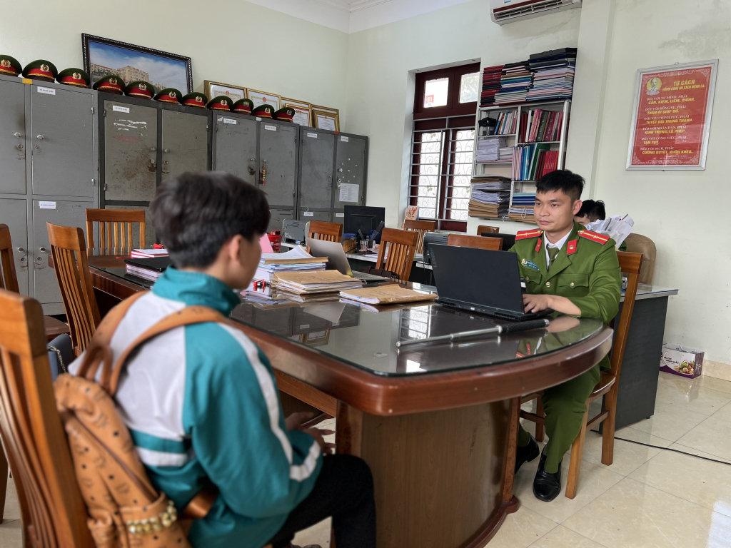 Nam sinh C.N.L tại Cơ quan Công an, khai nhặt được gậy 3 khúc, cất trong ba lô với mục đích tự vệ.