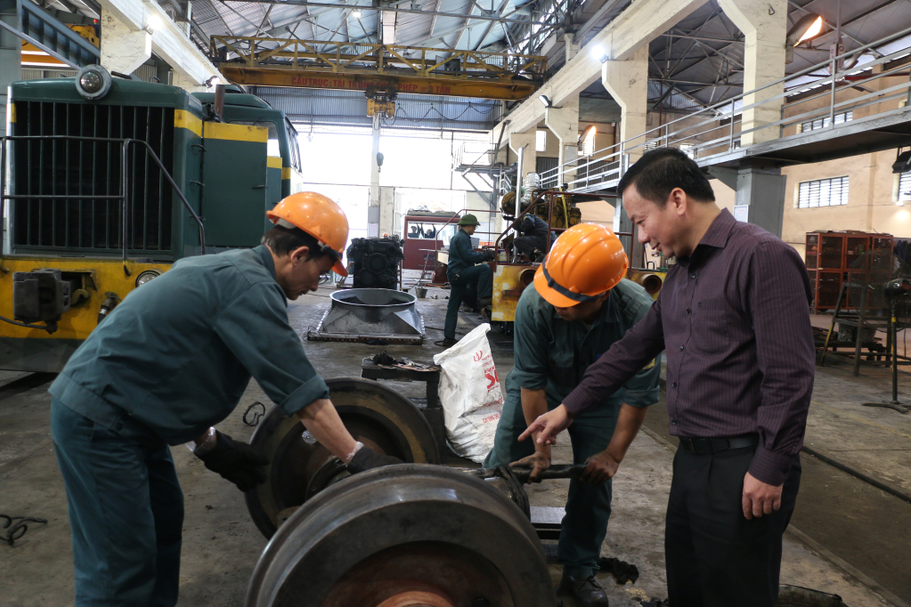 Công nhân Phân xưởng Vận tải Công ty Tuyển than Cửa Ông đang sữa chữa các thiết bị động cơ toa xe.