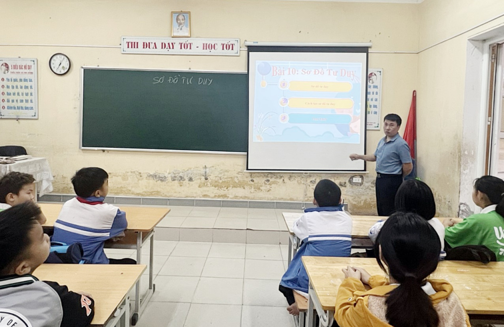 Thầy Trần Trung Kiên, Giáo viên Trường Tiểu học và THCS Nam Khê (TP Uông Bí) trong giờ giảng bài.