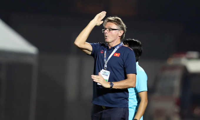 Coach Troussier gets two French assistants for Vietnam's national team