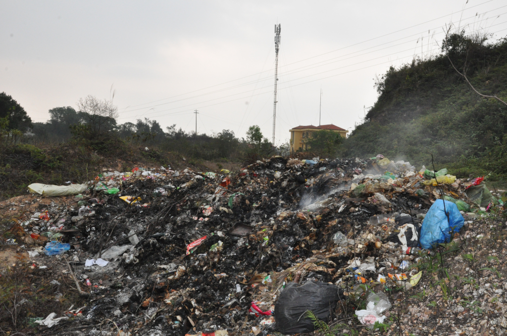 Bãi rác tự phát được hình thành ngay phía sau Trường Tiểu học và THCS xã Vĩnh Trung từ nhiều tháng nay gây ô nhiễm môi trường