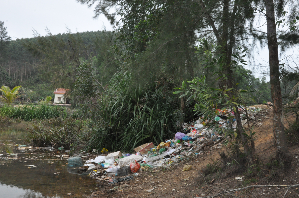 Những bãi rác tự phát dọc đường trục xã thuộc khu vực thôn 4, xã Vĩnh Trung