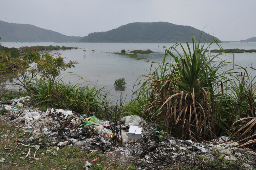 Người dân đổ rác trên đê 2, thôn 4, xã Vĩnh Trung
